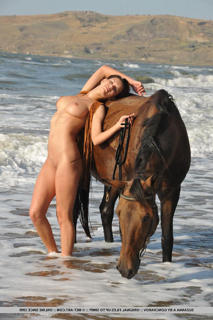 18P La tetona suzanna a muestra su chocho afeitado posando desnuda en la playa con un caballo