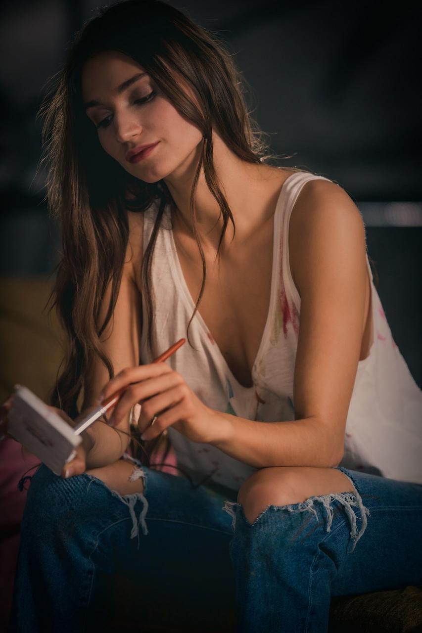 10P A jovem artista Ilvy Kokomo perde a camisa branca suja e posa de jeans