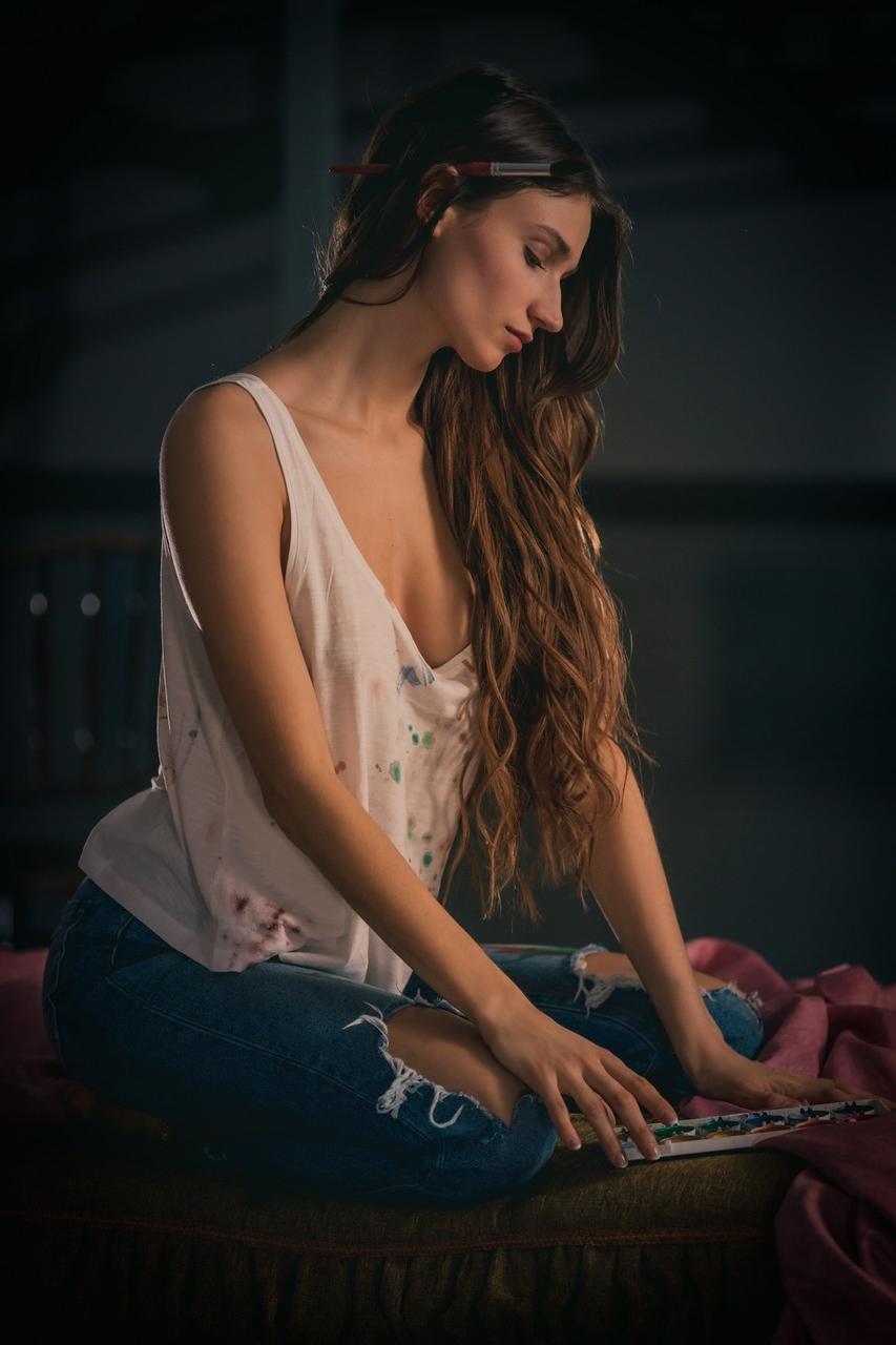 10P A jovem artista Ilvy Kokomo perde a camisa branca suja e posa de jeans