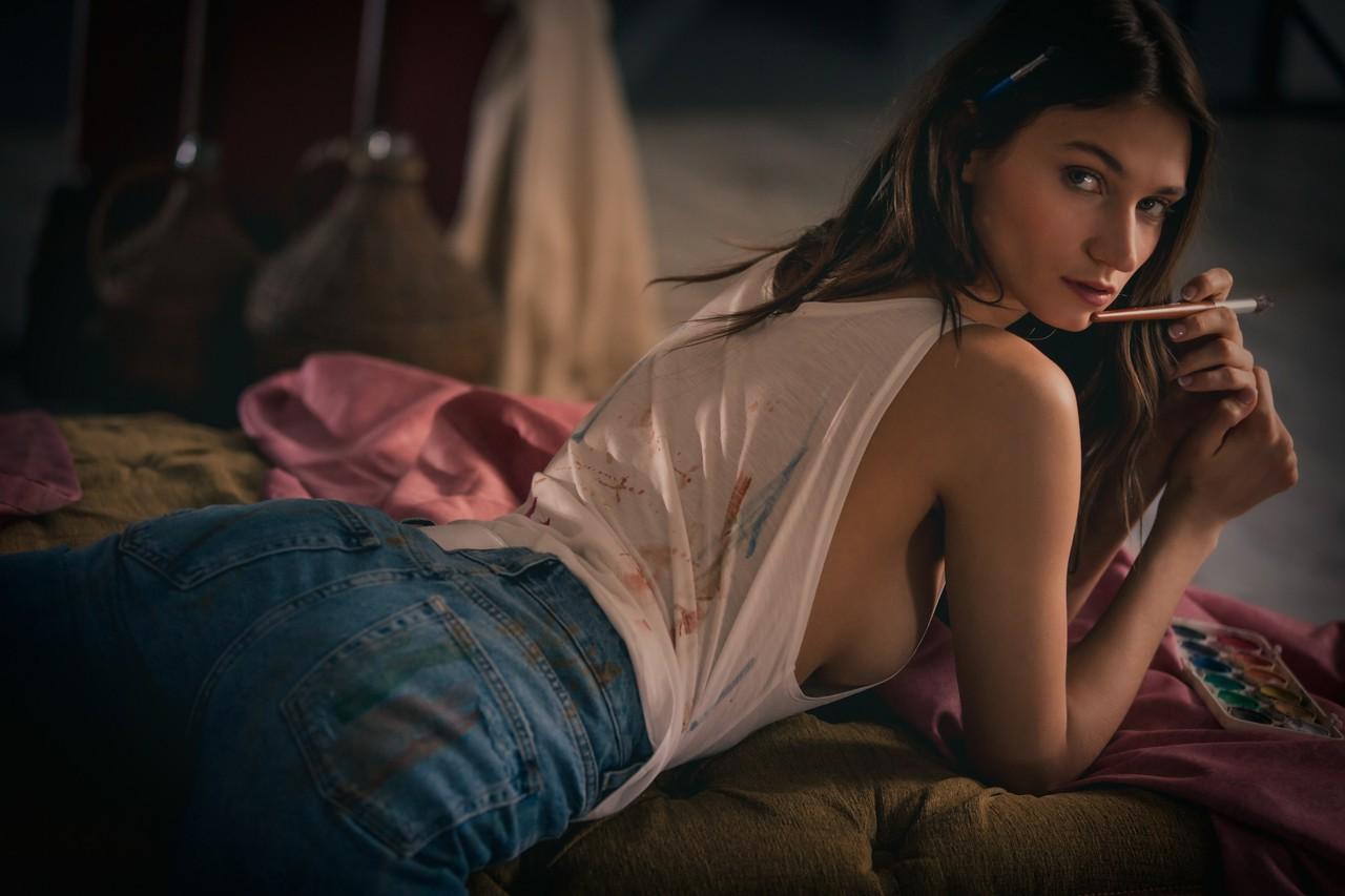 10P A jovem artista Ilvy Kokomo perde a camisa branca suja e posa de jeans