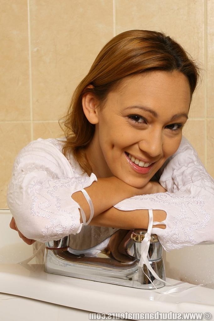 20P Amateur babe with big tits Yazmin Daniel masturbating during a bubble bath