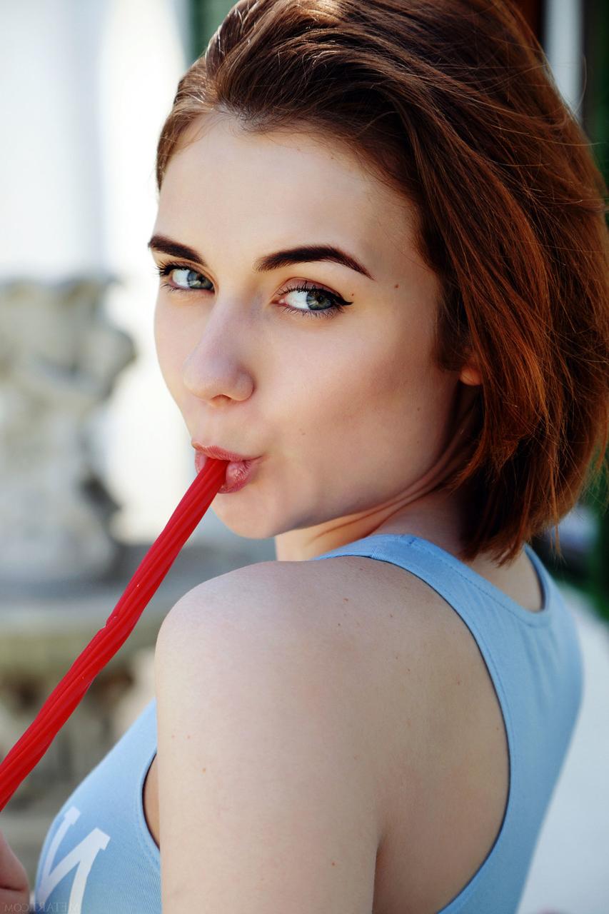 20P Das dünne Teenie-Babe Alice Shea zieht sich im Freien aus und zeigt ihre leckeren Löcher