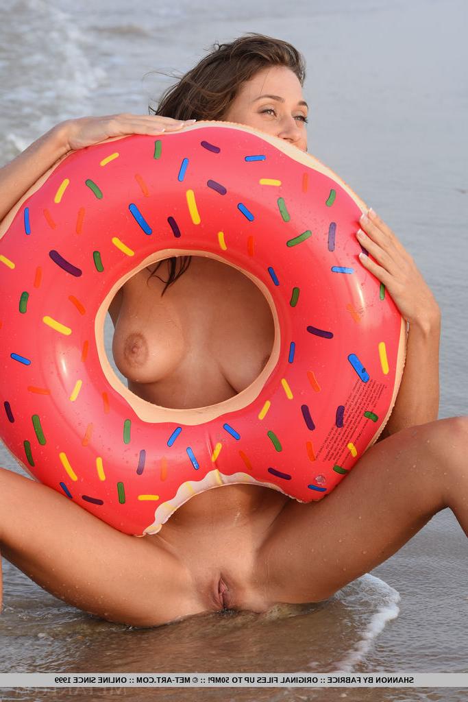 18P A bela jovem Shannon faz poses divertidas de nudez no oceano