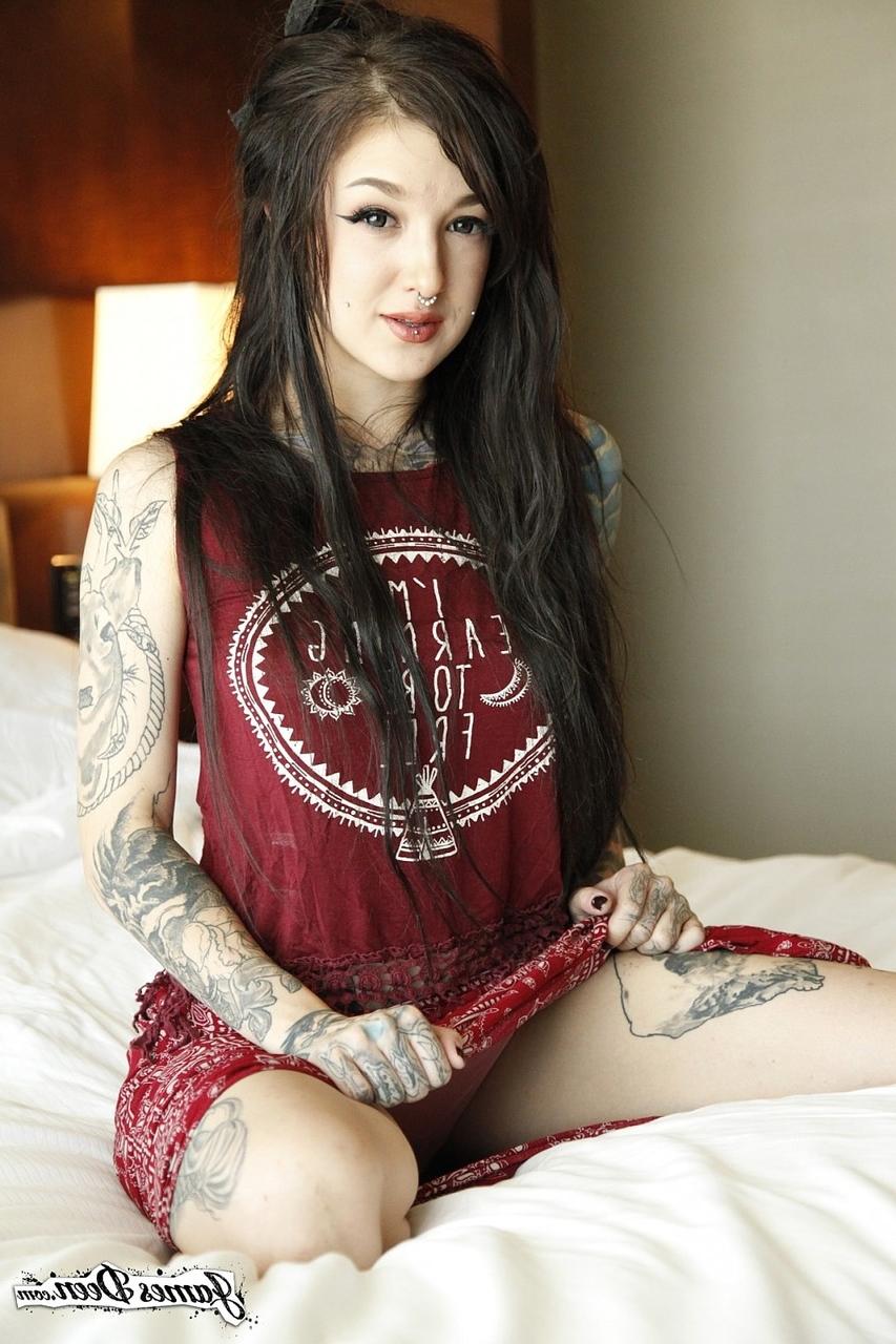 16P A garota emo pálida e tatuada Kelsi Lynn exibe suas curvas coloridas e espalha sua buceta