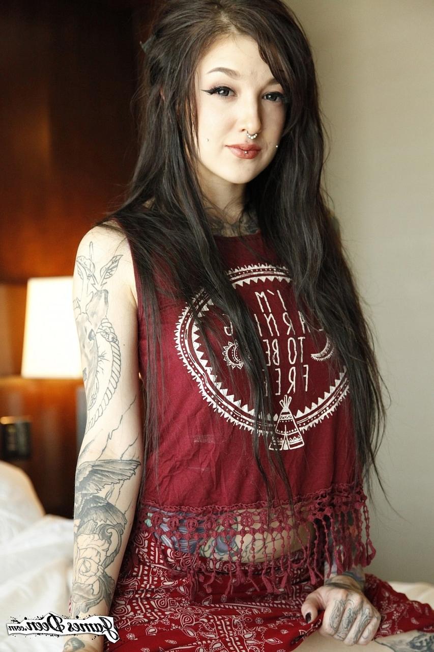 16P A garota emo pálida e tatuada Kelsi Lynn exibe suas curvas coloridas e espalha sua buceta