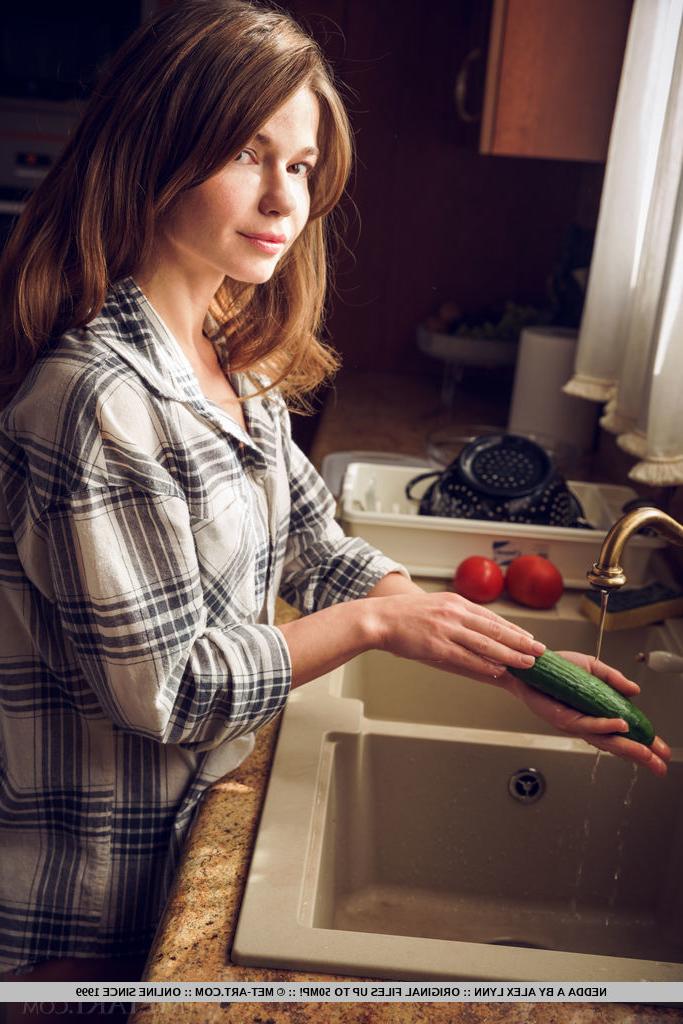 18P La petite jeune Nedda A prend de superbes poses nues sur le comptoir de la cuisine.