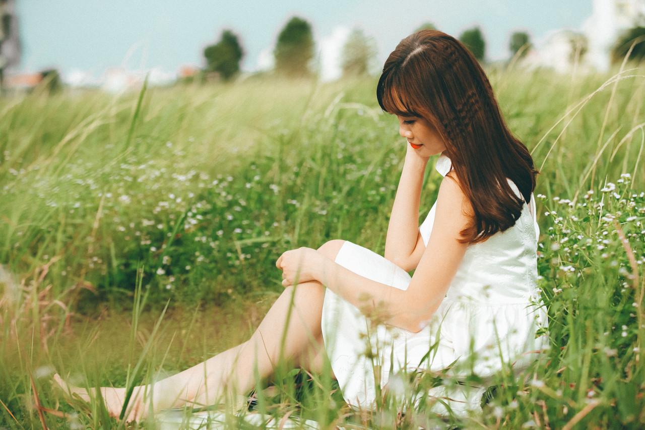 20P Cute Asian musician poses in her white dress while playing a violin outside