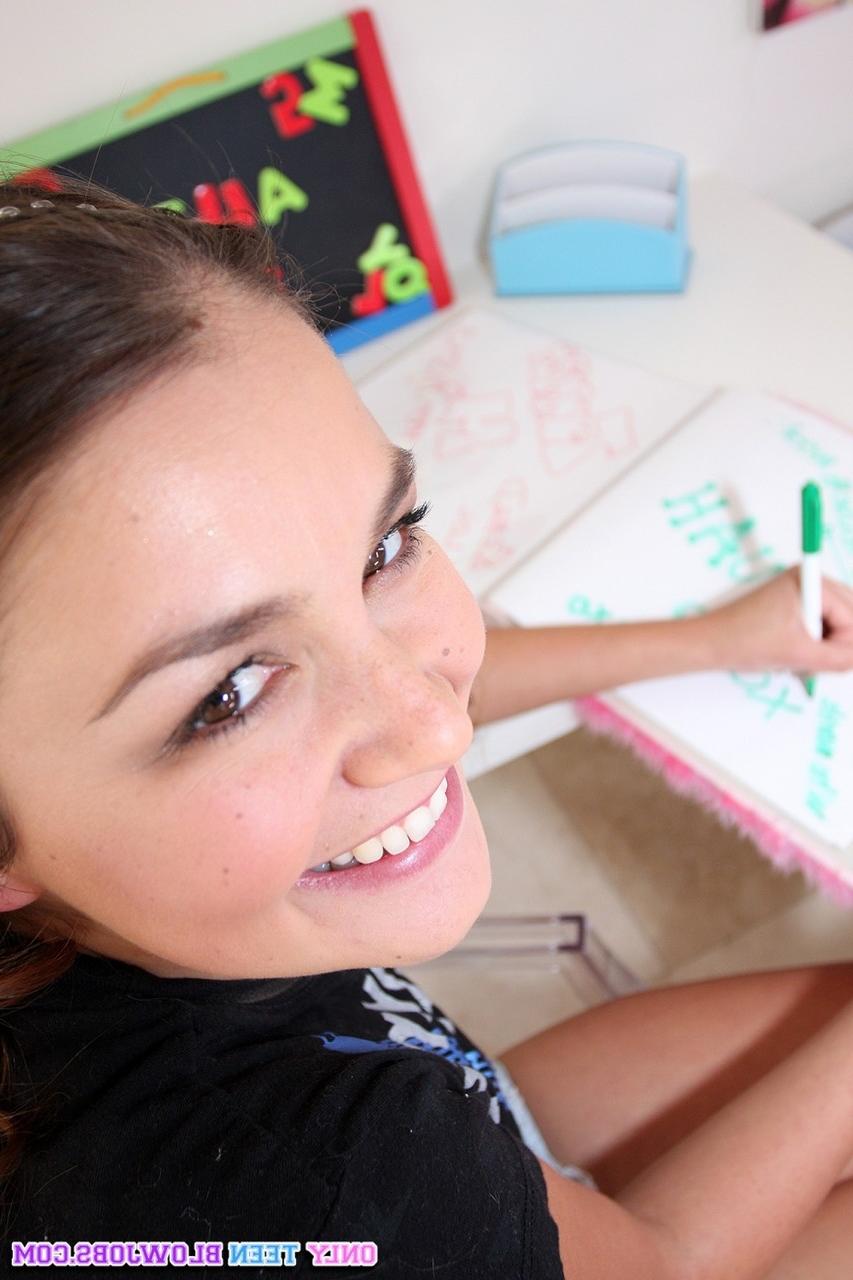 20P La joven morena Allie Haze se quita los pantalones cortos y se burla de su delicioso coño