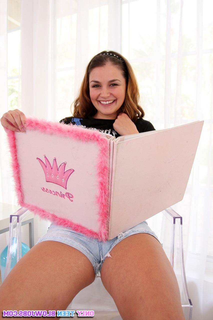 20P La joven morena Allie Haze se quita los pantalones cortos y se burla de su delicioso coño