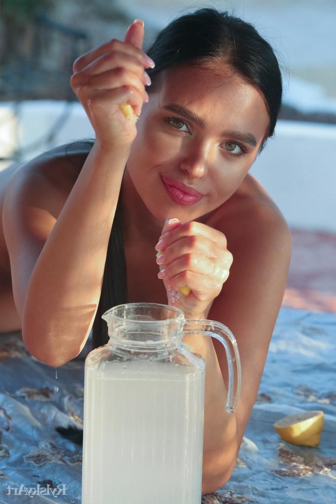 16P Die bezaubernde brünette Teenagerin Venice Lei macht nackt selbstgemachte Limonade