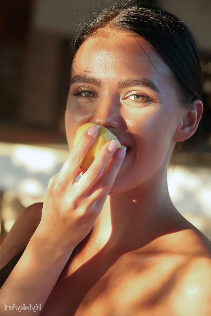 16P Die bezaubernde brünette Teenagerin Venice Lei macht nackt selbstgemachte Limonade
