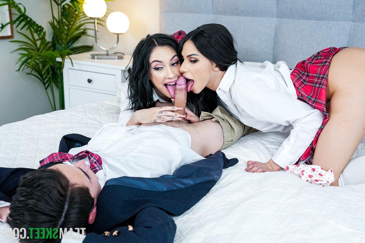 20P Die beiden Stiefschwestern Hime Marie und Jazmin Luv ziehen ihre Schuluniform aus und teilen sich einen Schwanz