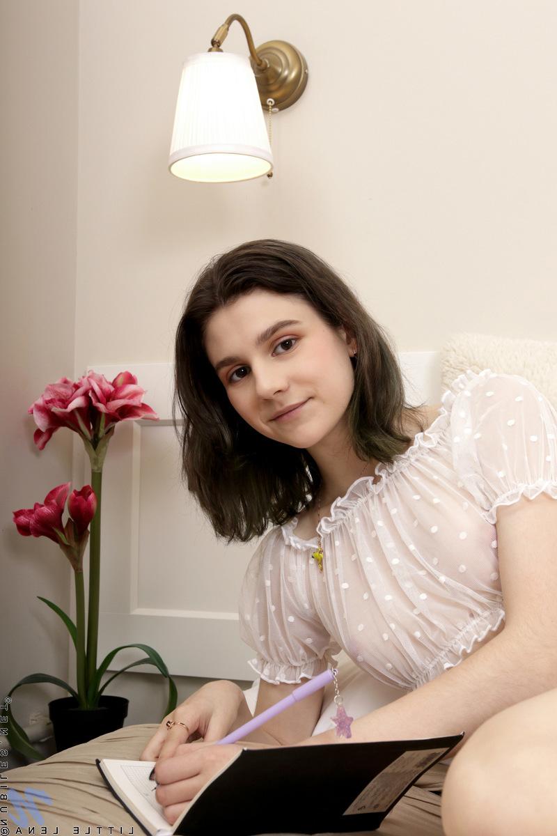 16P Doce adolescente Pequena Lena brinca com sua buceta rosa apertada depois de ficar nua
