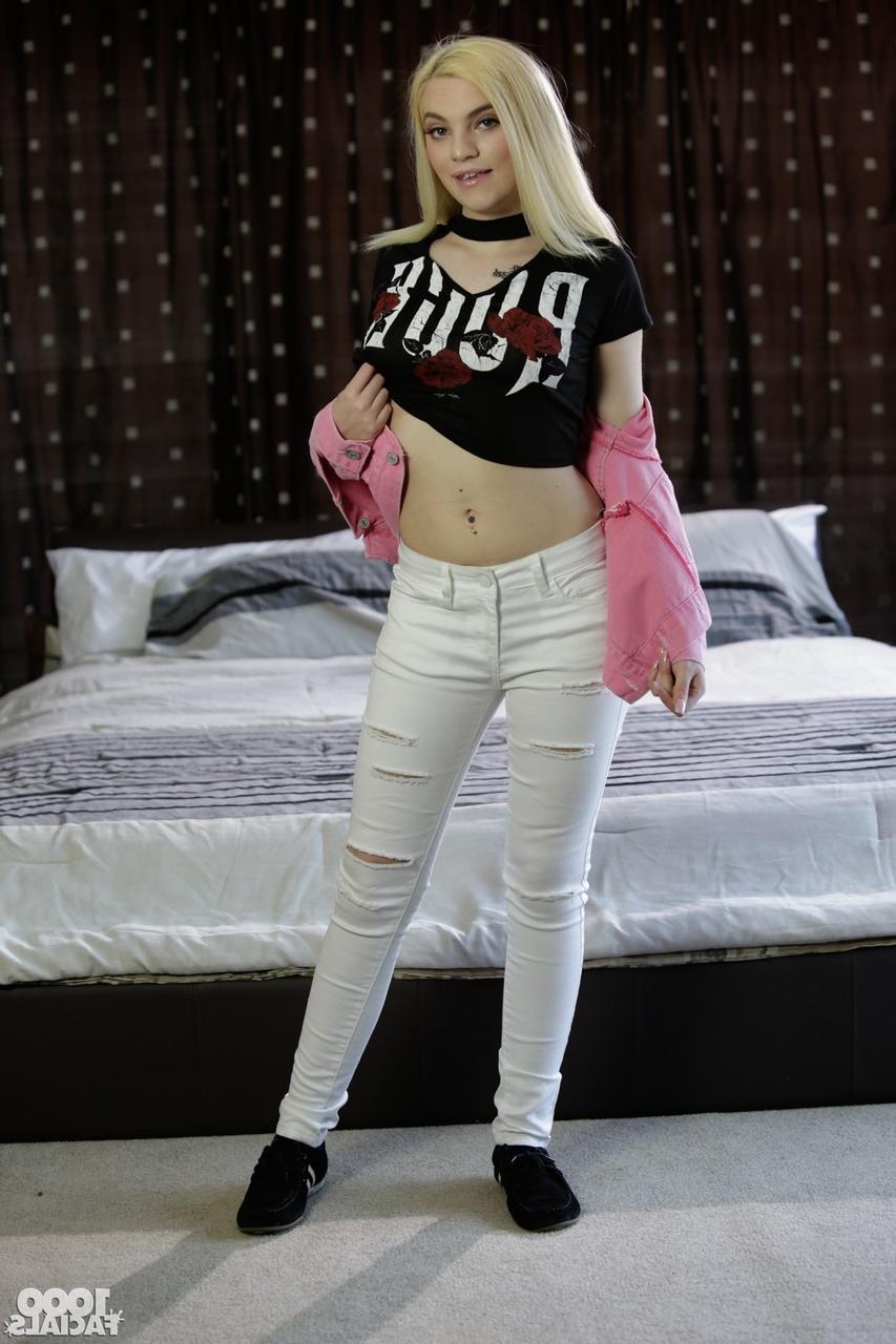 17P La pequeña rubia Crystal Young hace un lento striptease para posar desnuda en la cama