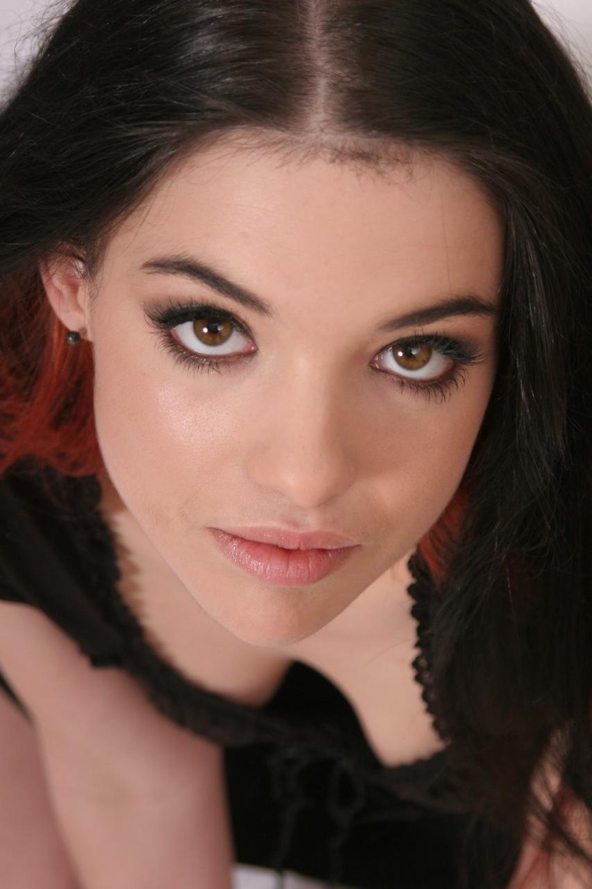 20P Dark-haired teen Naomi strips down naked and flaunts her big booty