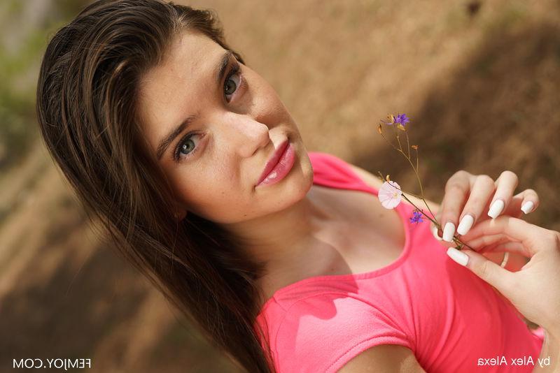 16P Dulce adolescente dedo abre su apretado coño rosado en una zona rural