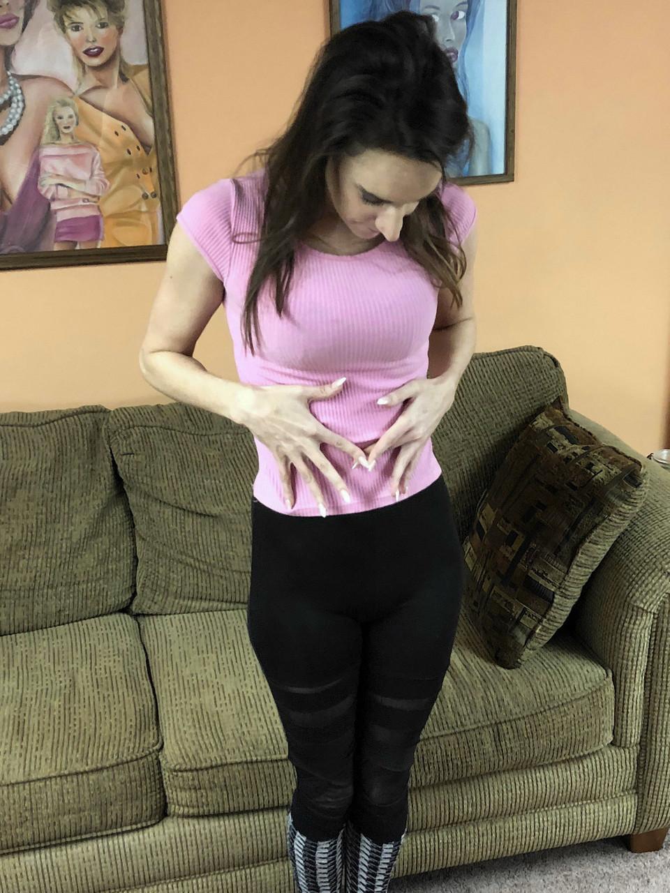 20P La delgada morena Alora Jaymes come semen mientras le hace una mamada POV a Logan Drake