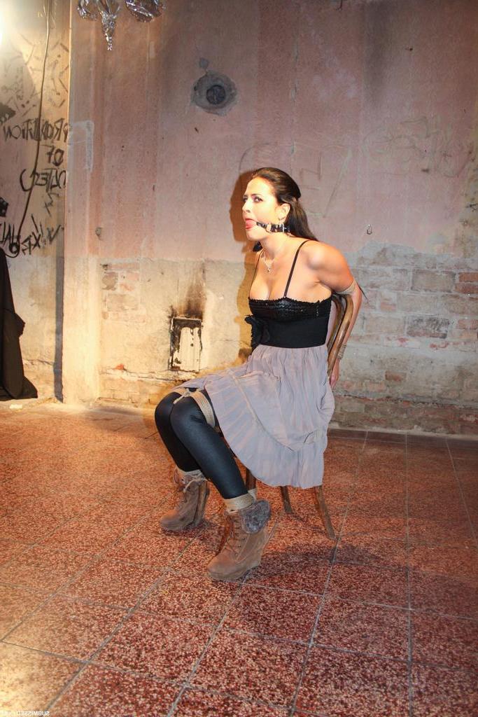 16P A mulher vestida Nicole Vice tem seus seios firmes expostos enquanto está amarrada a uma cadeira