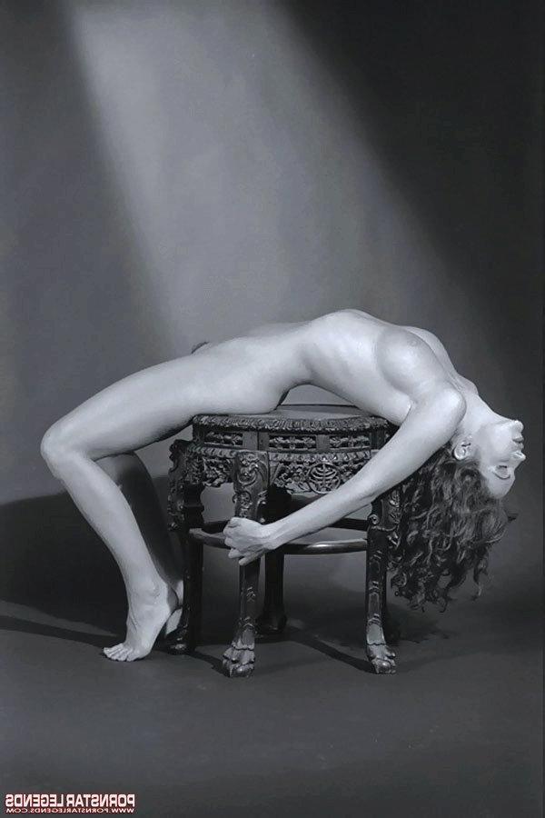 12P Hot MILF Taylor St Claire strikes great totally nude poses on end table
