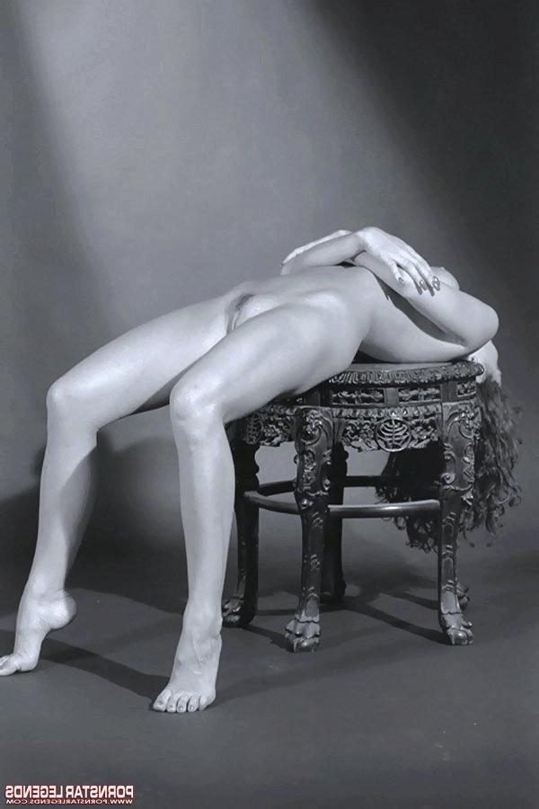12P Hot MILF Taylor St Claire strikes great totally nude poses on end table