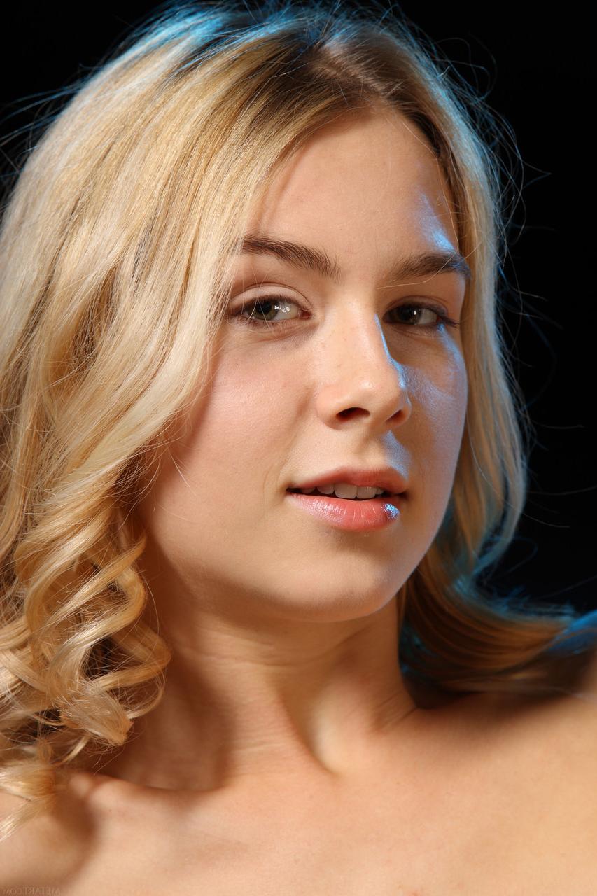 20P Die süße blonde Teenagerin Arya stellt ihre schlanke Figur und ihre gepflegte Muschi in einem Solo zur Schau