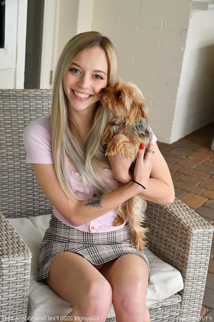 15P La douce jeune Lily dépose un chiot avant de jouer avec sa belle chatte.