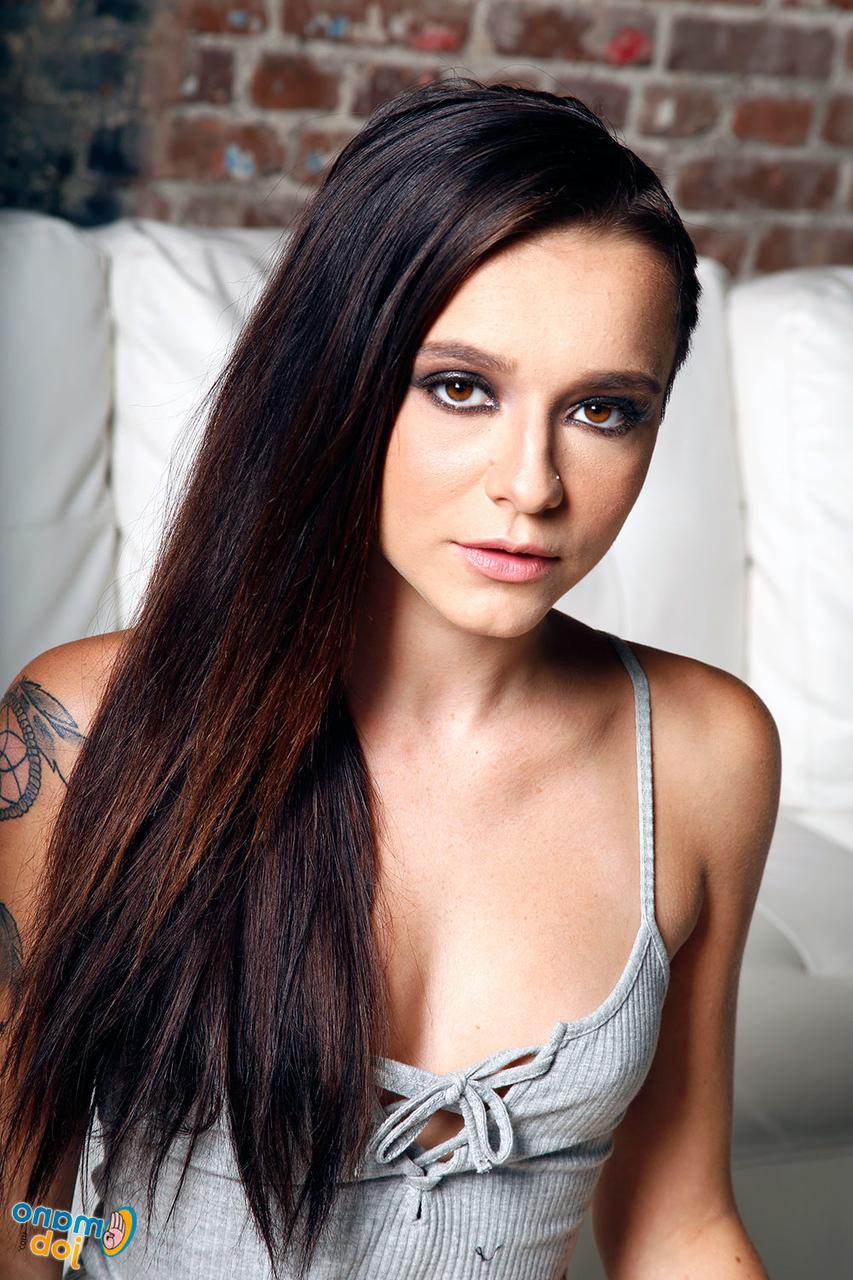 16P A adolescente morena magra Kharlie Stone se despe antes do sexo POV com um grande galo
