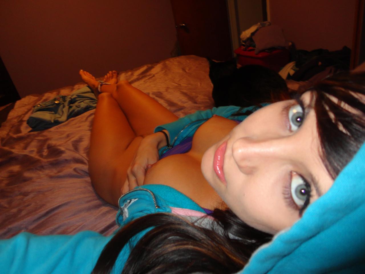 15P La joven morena Andi Land se toma selfies mientras expone sus tetas y su coño
