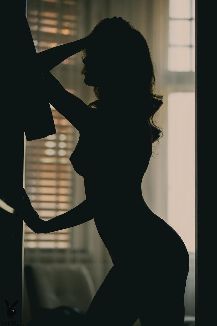 20P A loira excitada Cara Mell exibe sua buceta aparada e lindos peitos