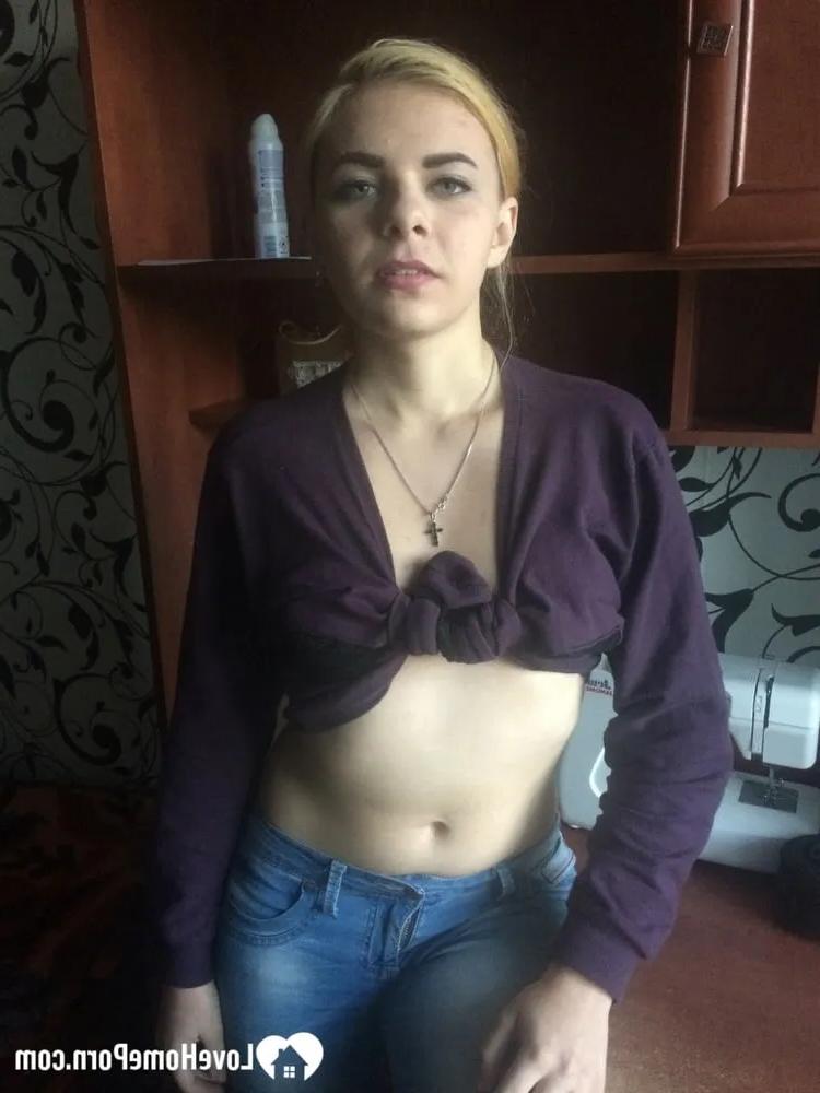 20P Sexy Freundin zeigt ihre Kurven und spreizt ihre Fotze in einer Amateur-Webcamshow