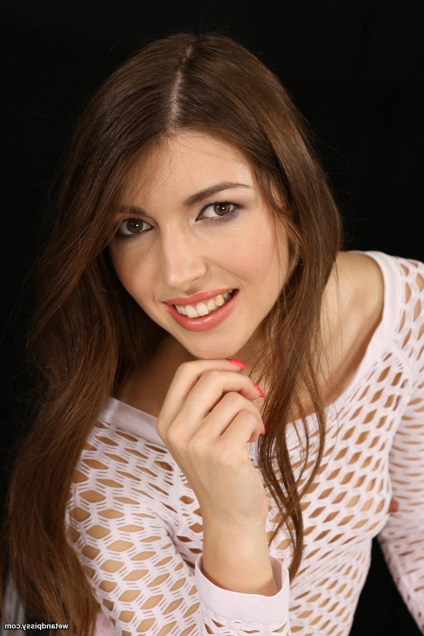 15P La chica solitaria Susan Ayn estira su chocho con un espéculo antes de necesitar orinar