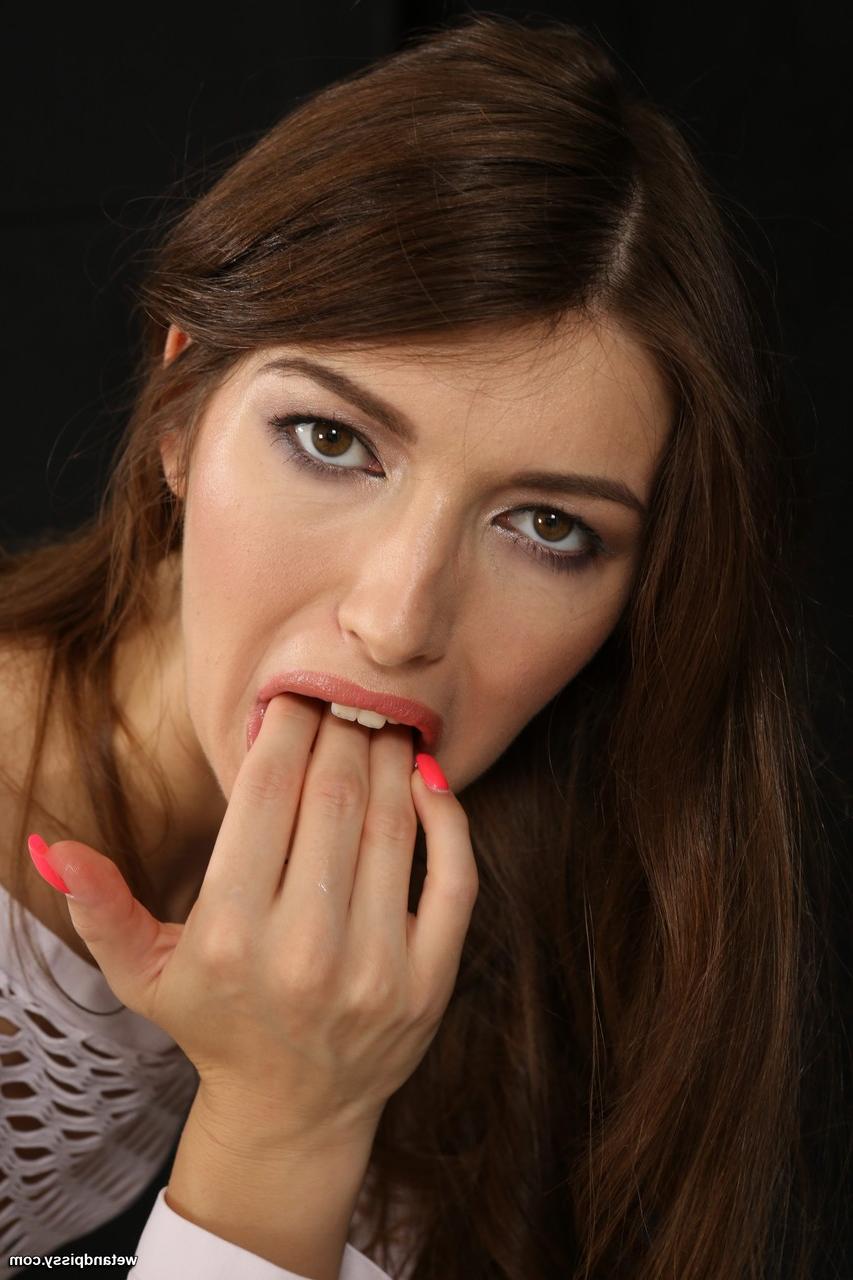 15P La chica solitaria Susan Ayn estira su chocho con un espéculo antes de necesitar orinar