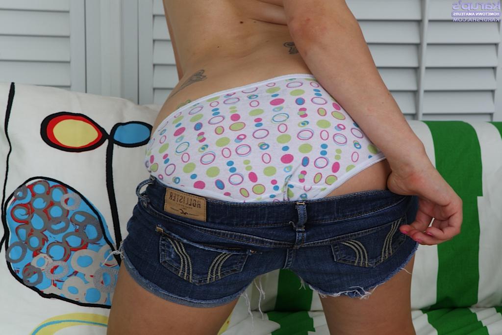 16P Lusty loira amadora em shorts jeans tirando a roupa e brincando com ela mesma
