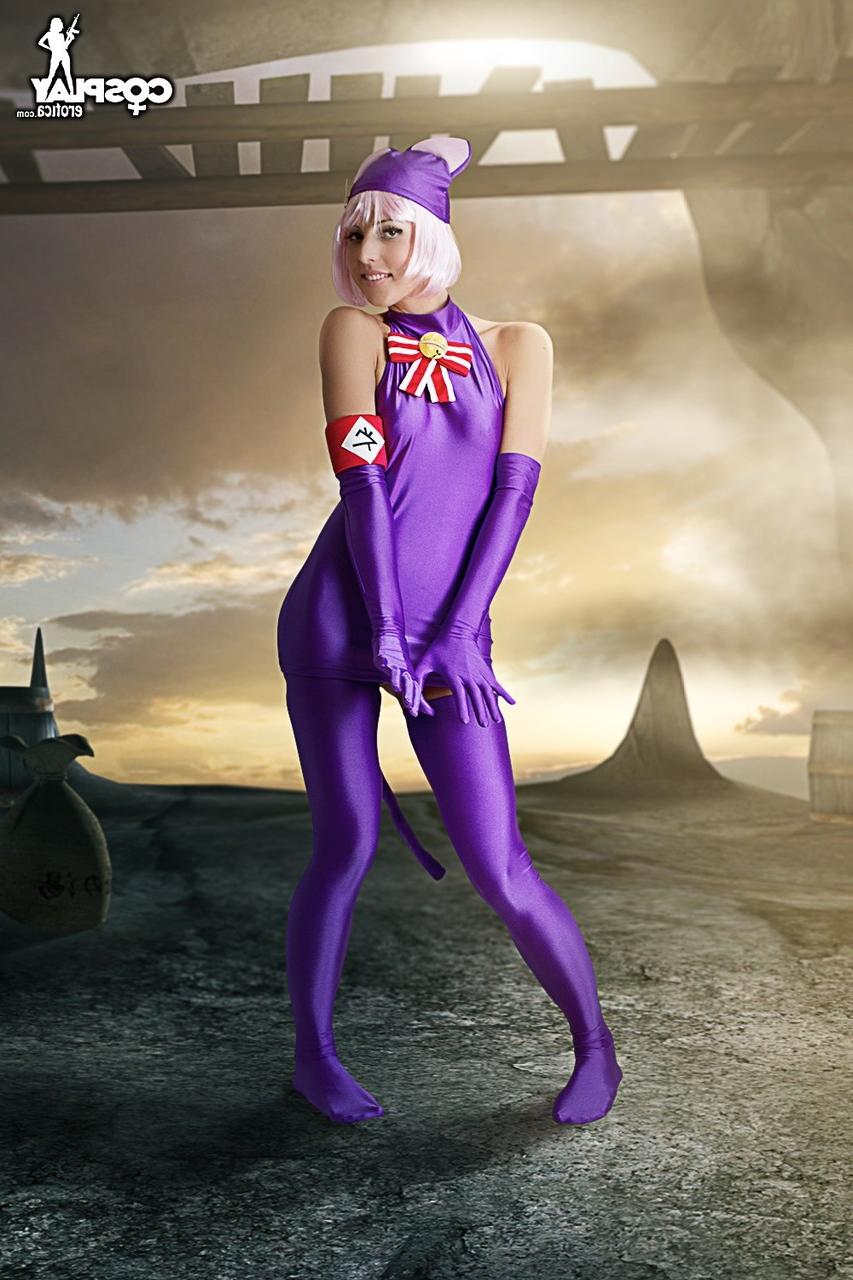 12P Une belle adolescente libère ses petits seins et sa chatte de ses vêtements de cosplay