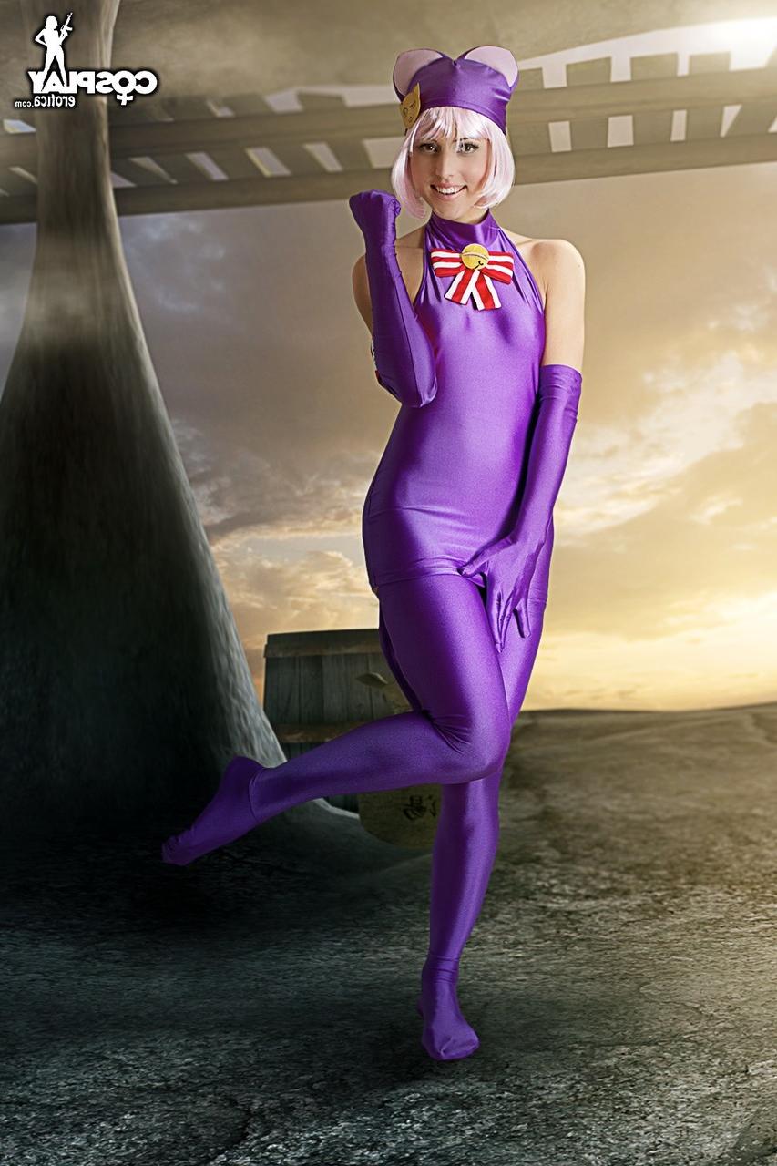 12P Une belle adolescente libère ses petits seins et sa chatte de ses vêtements de cosplay