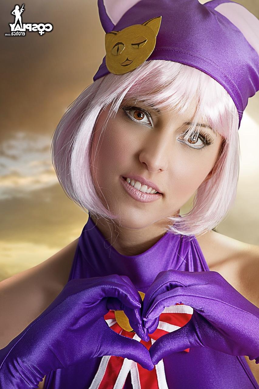 12P Une belle adolescente libère ses petits seins et sa chatte de ses vêtements de cosplay