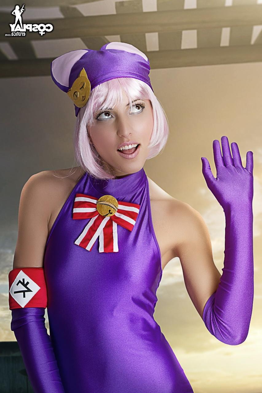 12P Une belle adolescente libère ses petits seins et sa chatte de ses vêtements de cosplay