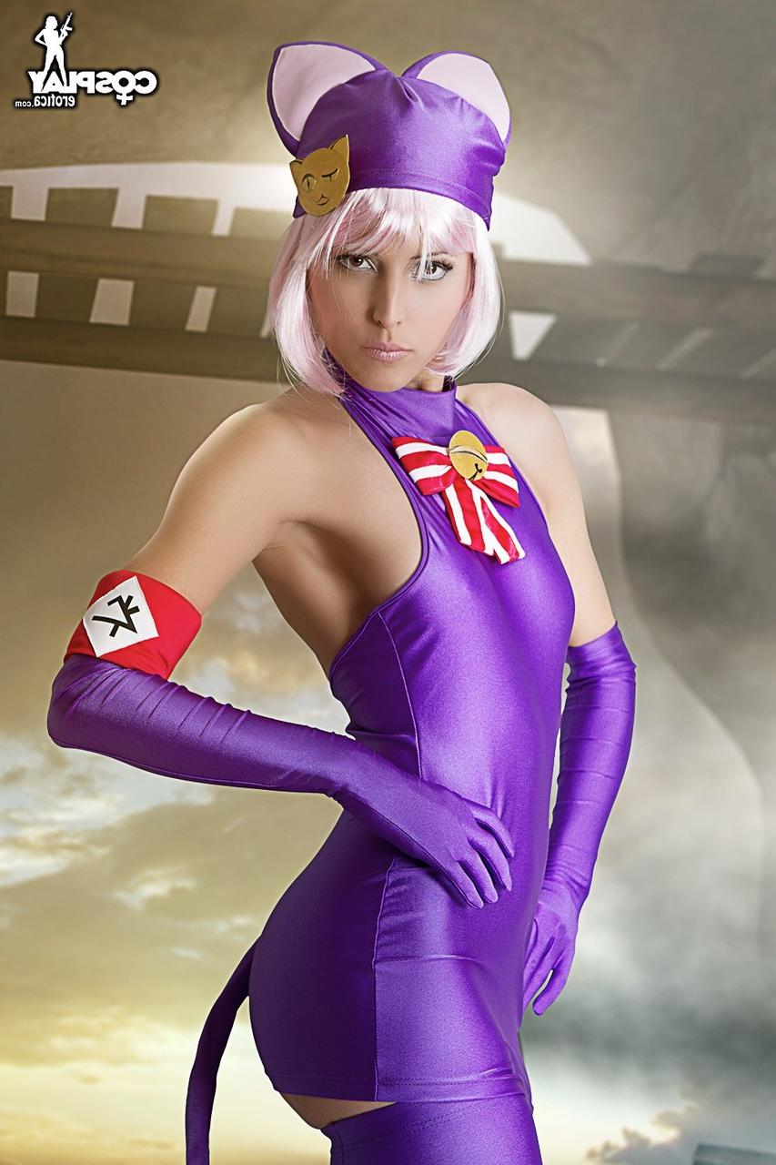 12P Une belle adolescente libère ses petits seins et sa chatte de ses vêtements de cosplay