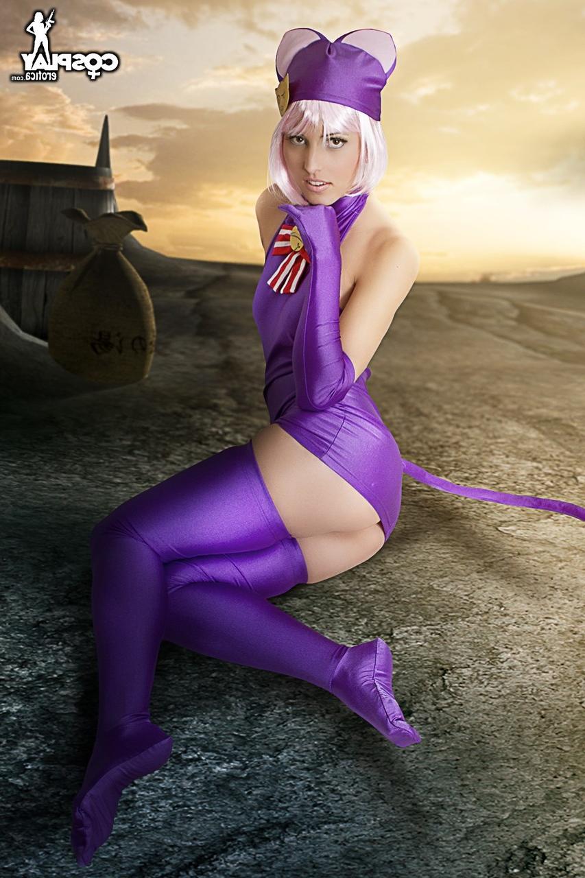 12P Une belle adolescente libère ses petits seins et sa chatte de ses vêtements de cosplay