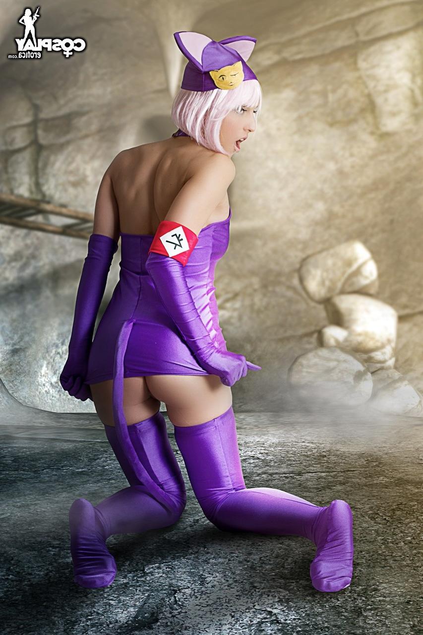 12P Une belle adolescente libère ses petits seins et sa chatte de ses vêtements de cosplay