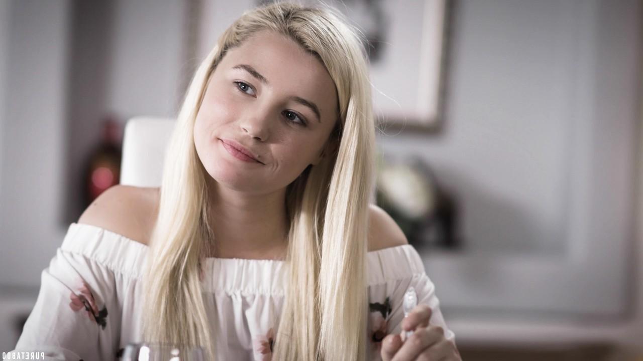 15P Blonde teen Carolina Sweets joins her stepmother Kenzie Taylor for a threesome