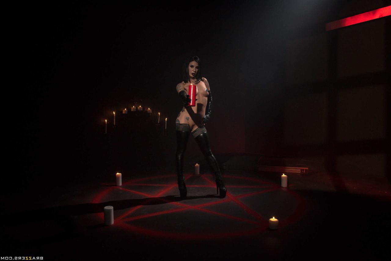 20P A estrela pornográfica gostosa Joanna Angel é brincada e tem sua bunda fodida durante um ritual sombrio