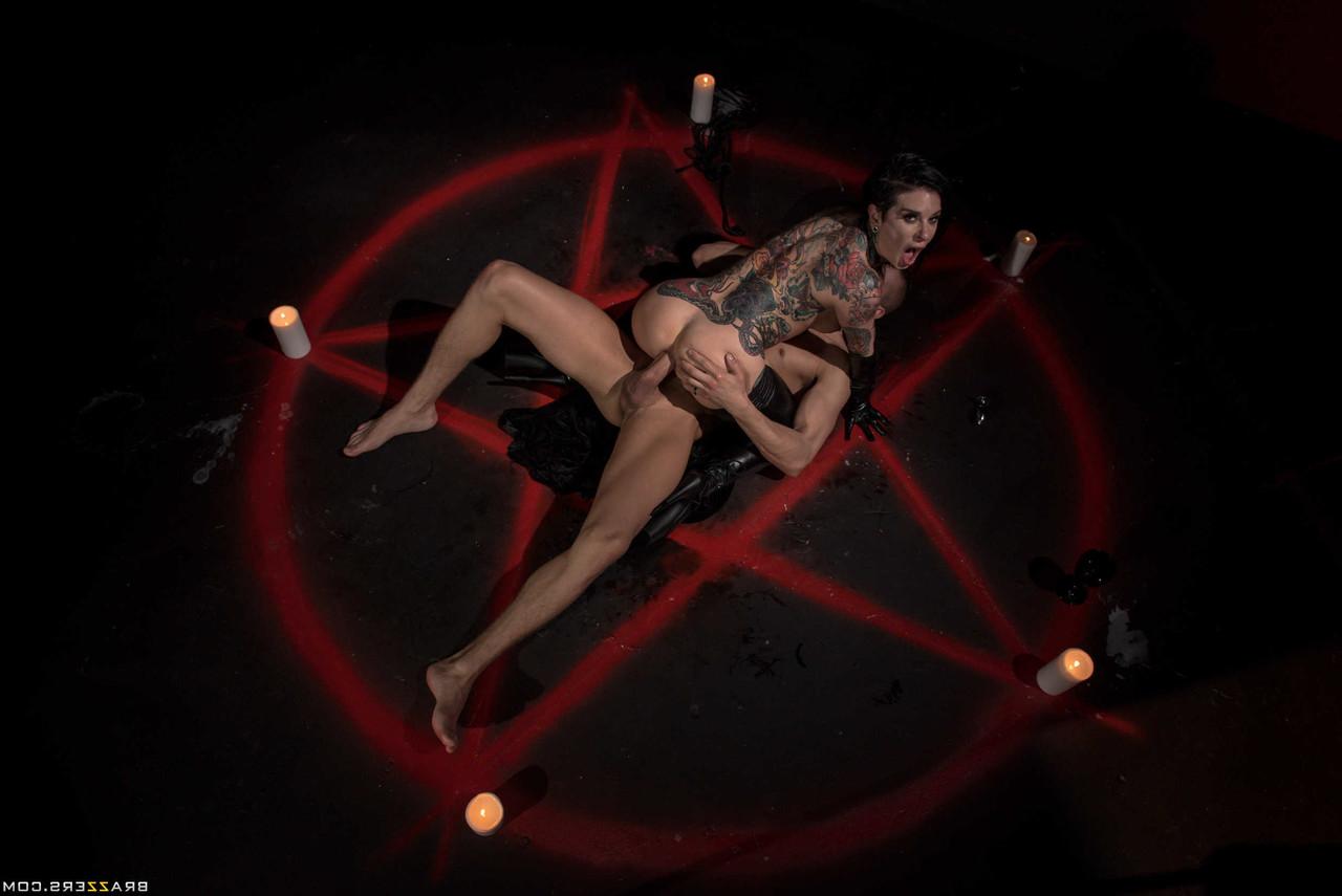 20P A estrela pornográfica gostosa Joanna Angel é brincada e tem sua bunda fodida durante um ritual sombrio