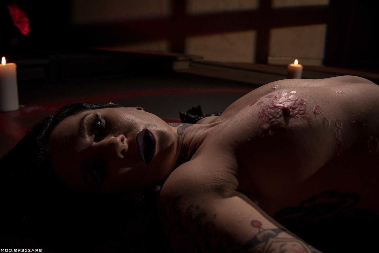 20P A estrela pornográfica gostosa Joanna Angel é brincada e tem sua bunda fodida durante um ritual sombrio