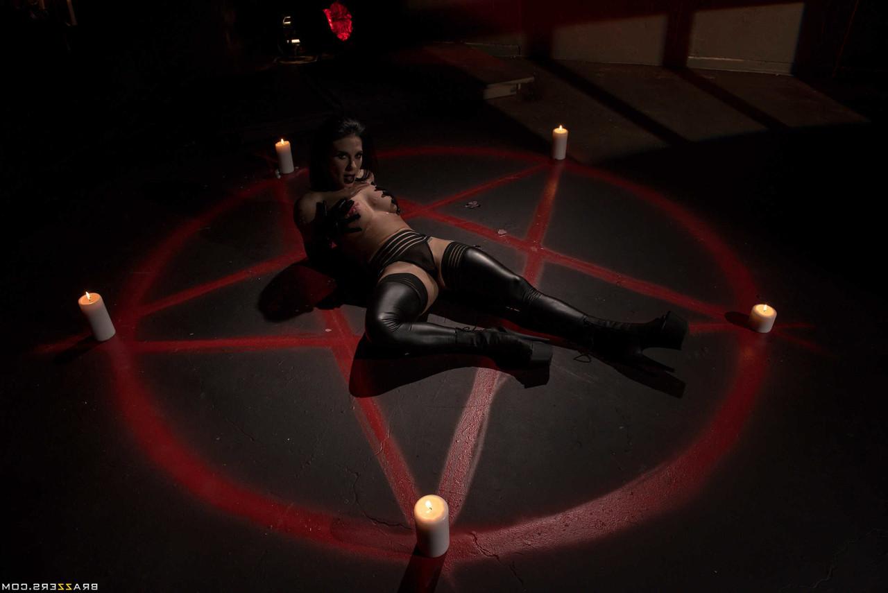 20P A estrela pornográfica gostosa Joanna Angel é brincada e tem sua bunda fodida durante um ritual sombrio