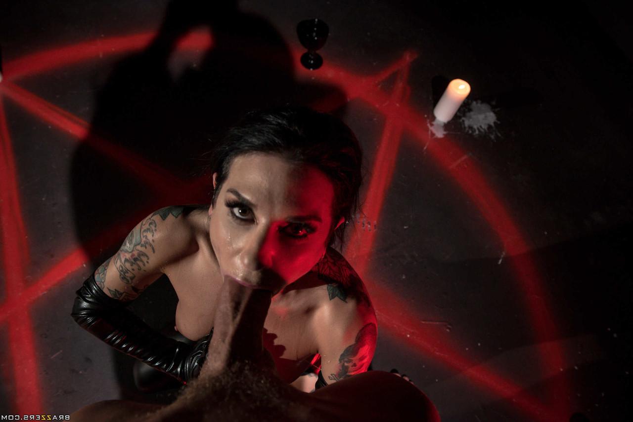 20P A estrela pornográfica gostosa Joanna Angel é brincada e tem sua bunda fodida durante um ritual sombrio