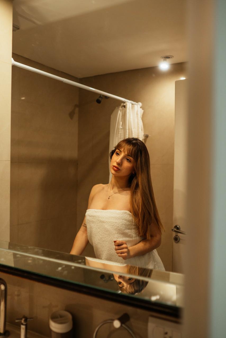 14P Glamorous babe Bella Piee shows her big booty while teasing in a towel