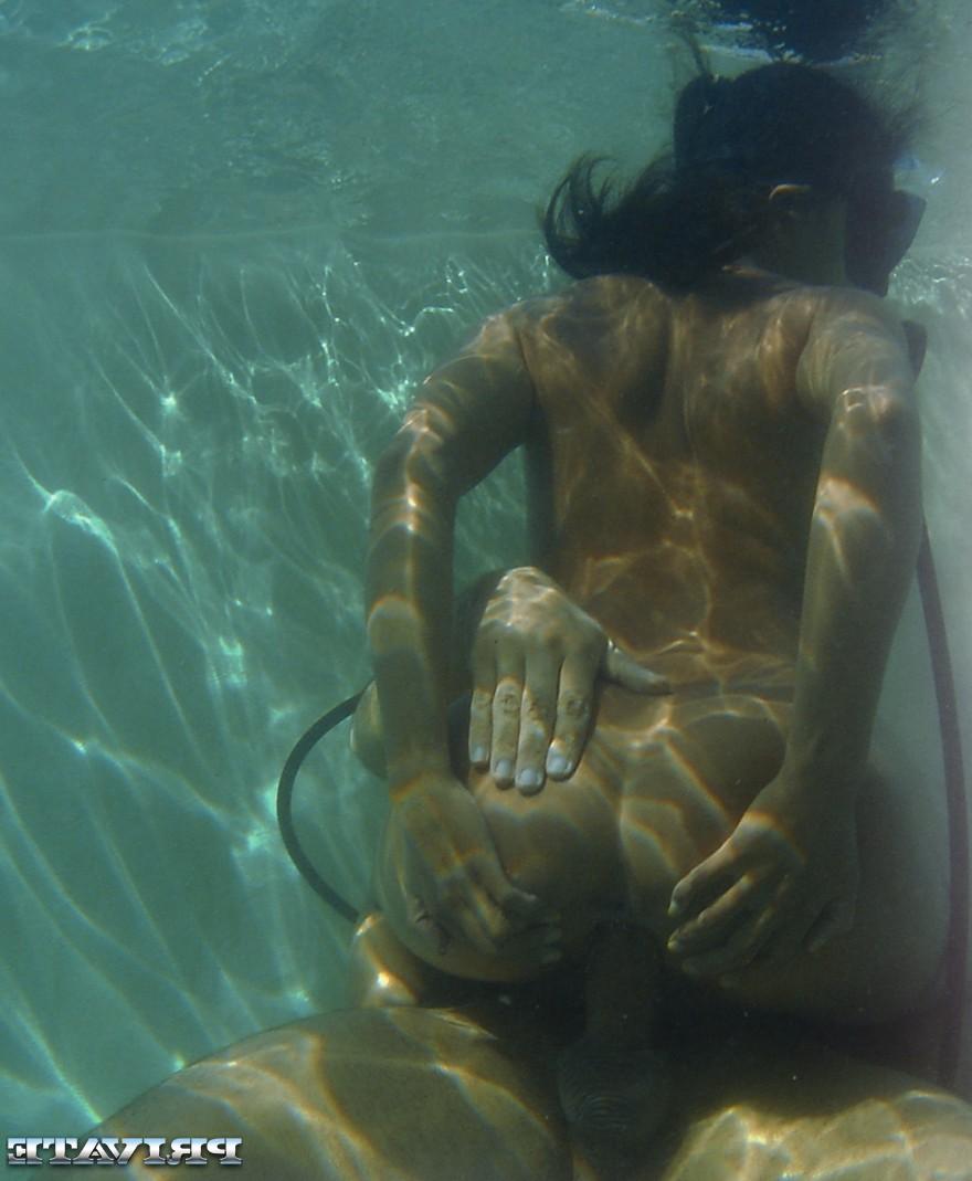 20P La sexy buceadora Priva recibe una follada anal al aire libre y bajo el agua