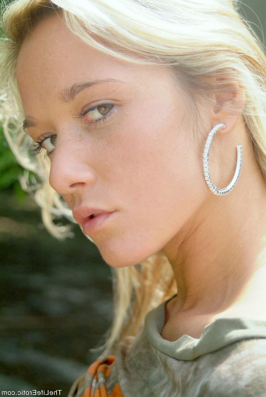 20P Die magere Blondine Jana H zeigt ihre leckbare Muschi und ihre kleinen Titten im Freien