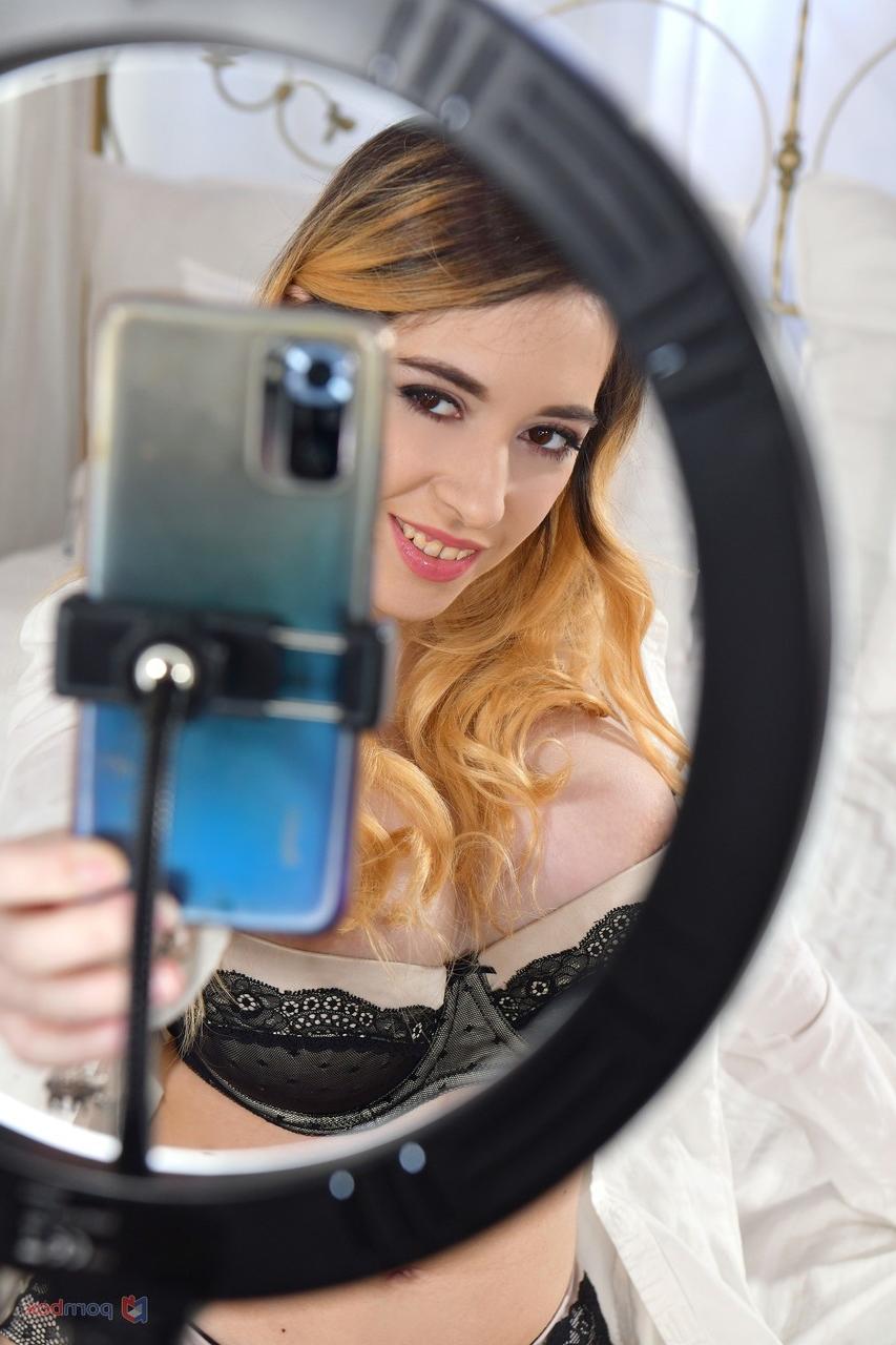 20P La blonde aux gros seins Safira Yakkuza prend une BBC dans la chatte et le butin